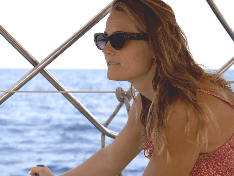 thousands-watching-solo-sailor-featured