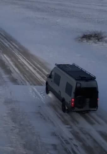 停在白雪覆盖的偏远公路上的医疗车