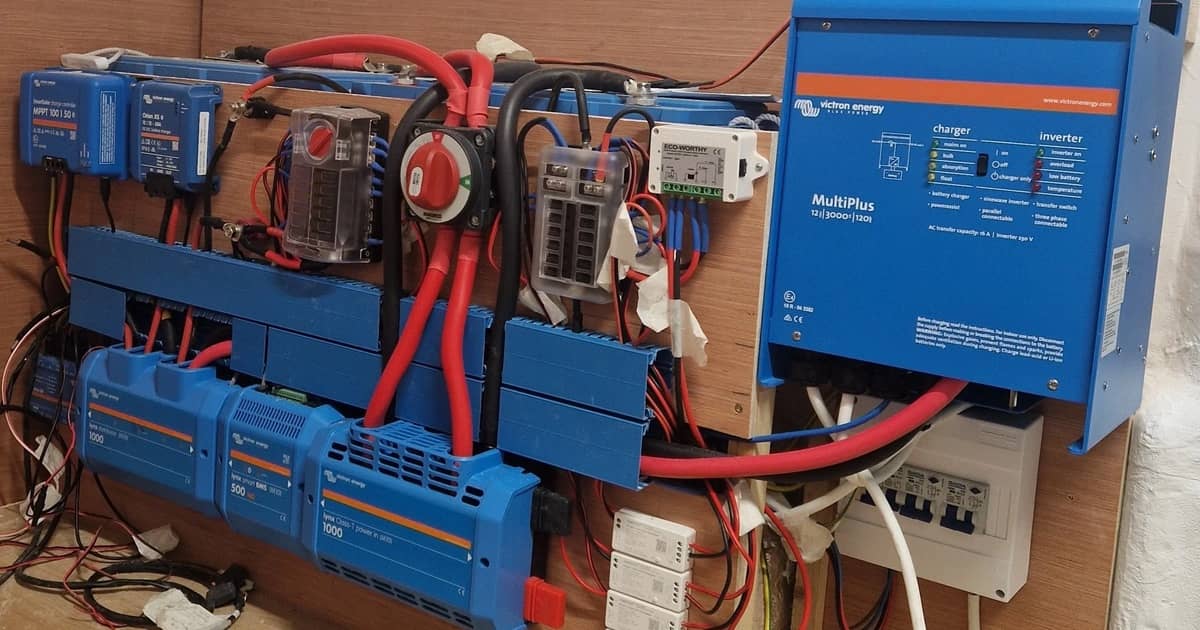 安装在房车墙壁上的 Victron 逆变器/充电器、太阳能充电控制器和母线