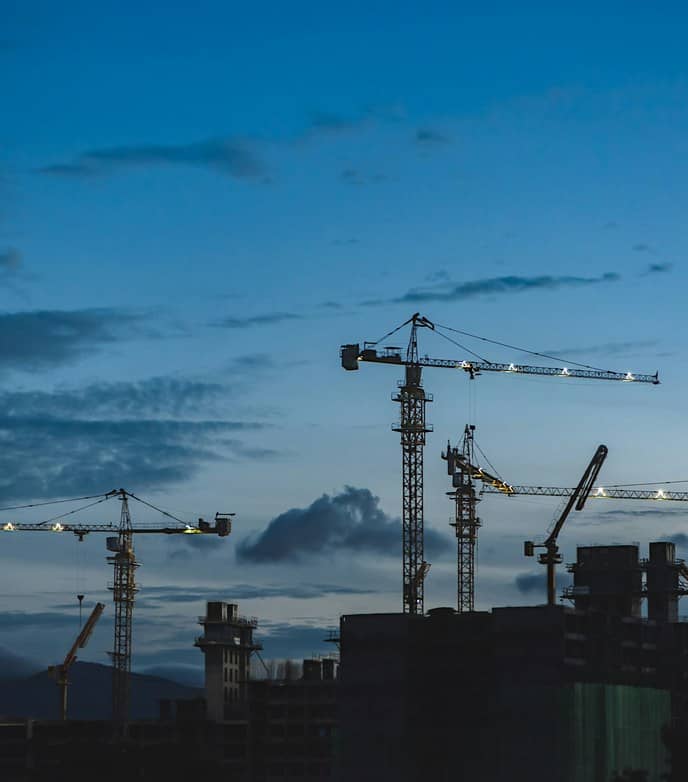 黄昏时分建筑工地上的塔吊