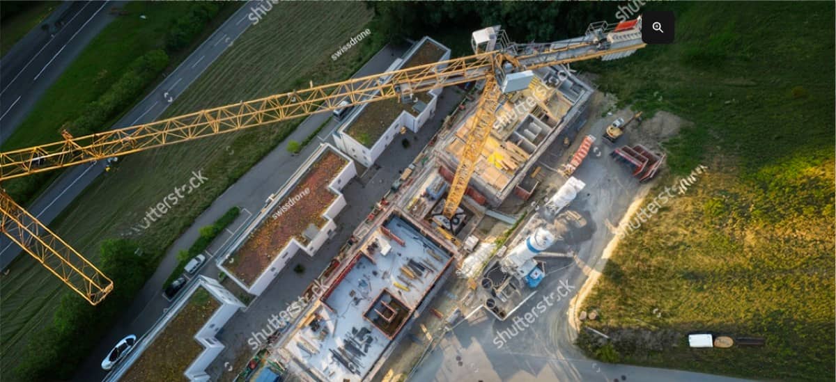 配有移动电源设备的建筑工地鸟瞰图