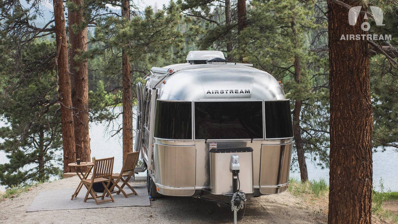 森林露营地里的 Airstream 拖挂房车