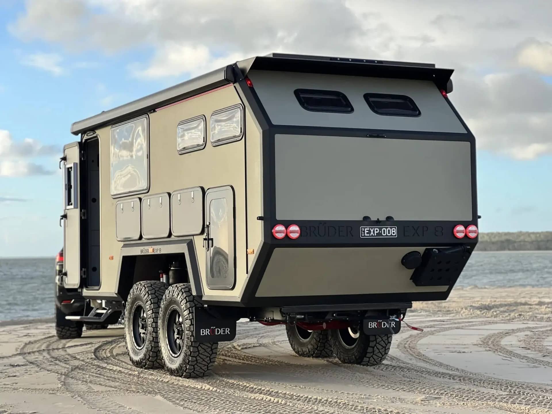 海滩上的 Bruder EXP 8 越野拖挂房车